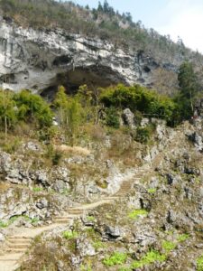A l'approche de la grotte