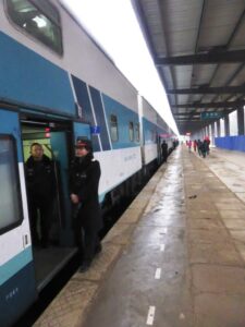 En train - Deux employés par wagon pour le ménage et le contrôle