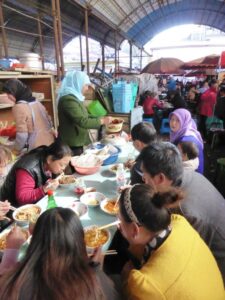 Le coin repas du petit marché