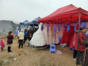 Le stand des robes de mariées