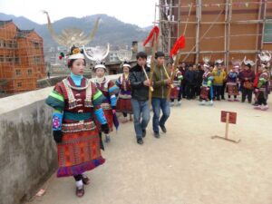 Les musiciens scandent la danse