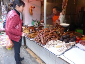 On choisit sa saucisse avec une pique