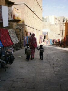 Dans les rues, au pied de la citadelle