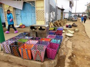 Paniers : concurrence entre le plastic et le bambou