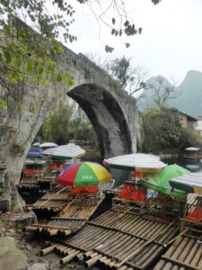 Encombrement sous le pont du Dragon