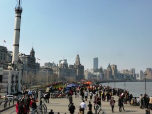 La foule se presse sur le Bund