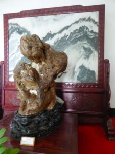 La mère à l'enfant et une pierre de lune